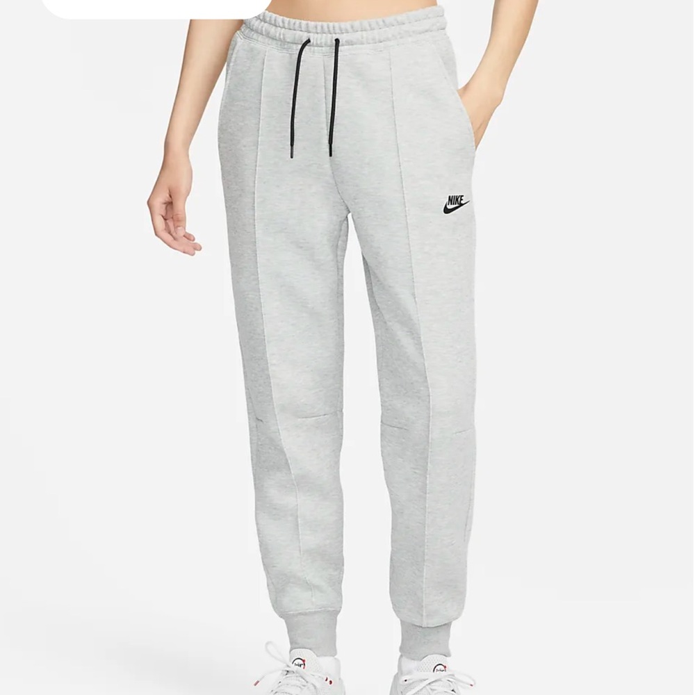 Women’s NEVER WORN Nike tech Sweatpants
